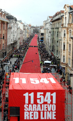 Varias imágenes del homenaje celebrado en Sarajevo por las víctimas de la guerra de Bosnia