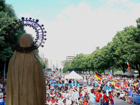 Celebración de la misa por el día de la Asunción en el Parque Antoniutti antes de la partida de jóvenes navarros y extranjeros hacia Madrid para participar en la Joranda Mundial de la Juventud.