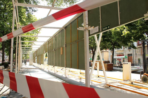 Más de una semana después de las fiestas de Pamplona, el Casco Antiguo todavía se viste de San Fermín y grupos de turistas se enredan con retraso en el recorrido del encierro. P.Z.
