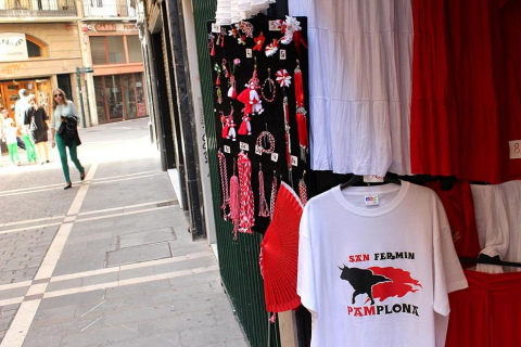 Más de una semana después de las fiestas de Pamplona, el Casco Antiguo todavía se viste de San Fermín y grupos de turistas se enredan con retraso en el recorrido del encierro. P.Z.