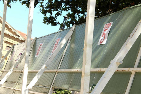 Más de una semana después de las fiestas de Pamplona, el Casco Antiguo todavía se viste de San Fermín y grupos de turistas se enredan con retraso en el recorrido del encierro. P.Z.