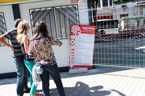 Más de una semana después de las fiestas de Pamplona, el Casco Antiguo todavía se viste de San Fermín y grupos de turistas se enredan con retraso en el recorrido del encierro. P.Z.