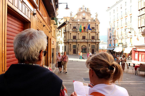 Más de una semana después de las fiestas de Pamplona, el Casco Antiguo todavía se viste de San Fermín y grupos de turistas se enredan con retraso en el recorrido del encierro. P.Z.