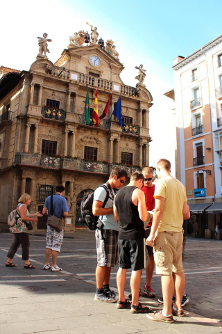 Más de una semana después de las fiestas de Pamplona, el Casco Antiguo todavía se viste de San Fermín y grupos de turistas se enredan con retraso en el recorrido del encierro. P.Z.