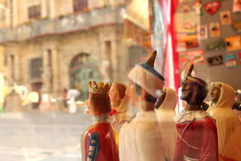 Más de una semana después de las fiestas de Pamplona, el Casco Antiguo todavía se viste de San Fermín y grupos de turistas se enredan con retraso en el recorrido del encierro. P.Z.