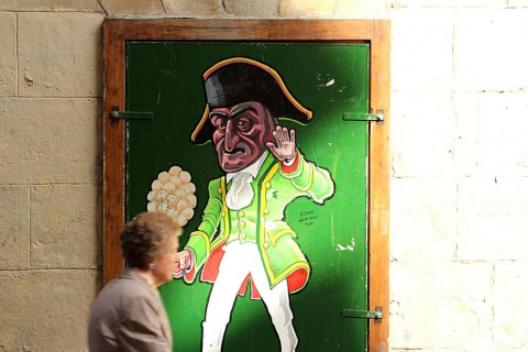Más de una semana después de las fiestas de Pamplona, el Casco Antiguo todavía se viste de San Fermín y grupos de turistas se enredan con retraso en el recorrido del encierro. P.Z.