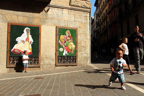 Más de una semana después de las fiestas de Pamplona, el Casco Antiguo todavía se viste de San Fermín y grupos de turistas se enredan con retraso en el recorrido del encierro. P.Z.