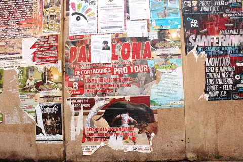 Más de una semana después de las fiestas de Pamplona, el Casco Antiguo todavía se viste de San Fermín y grupos de turistas se enredan con retraso en el recorrido del encierro. P.Z.