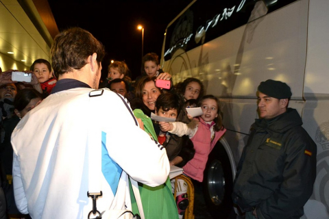 El Real Madrid llegó a Pamplona en vísperas de su partido de Liga ante Osasuna en el Reyno de Navarra El equipo blanco fue recibido por alrededor de 200 personas en el aeropuerto de Noáin.
