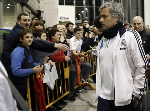 El Real Madrid llegó a Pamplona en vísperas de su partido de Liga ante Osasuna en el Reyno de Navarra El equipo blanco fue recibido por alrededor de 200 personas en el aeropuerto de Noáin.