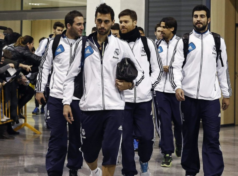 El Real Madrid llegó a Pamplona en vísperas de su partido de Liga ante Osasuna en el Reyno de Navarra El equipo blanco fue recibido por alrededor de 200 personas en el aeropuerto de Noáin.