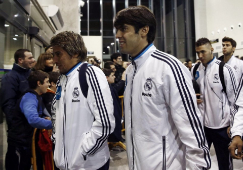 El Real Madrid llegó a Pamplona en vísperas de su partido de Liga ante Osasuna en el Reyno de Navarra El equipo blanco fue recibido por alrededor de 200 personas en el aeropuerto de Noáin.