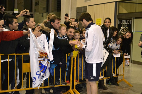 El Real Madrid llegó a Pamplona en vísperas de su partido de Liga ante Osasuna en el Reyno de Navarra El equipo blanco fue recibido por alrededor de 200 personas en el aeropuerto de Noáin.