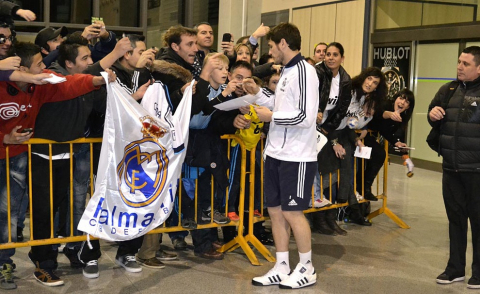 El Real Madrid llegó a Pamplona en vísperas de su partido de Liga ante Osasuna en el Reyno de Navarra El equipo blanco fue recibido por alrededor de 200 personas en el aeropuerto de Noáin.
