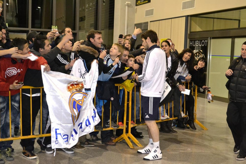 El Real Madrid llegó a Pamplona en vísperas de su partido de Liga ante Osasuna en el Reyno de Navarra El equipo blanco fue recibido por alrededor de 200 personas en el aeropuerto de Noáin.