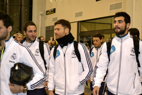El Real Madrid llegó a Pamplona en vísperas de su partido de Liga ante Osasuna en el Reyno de Navarra El equipo blanco fue recibido por alrededor de 200 personas en el aeropuerto de Noáin.