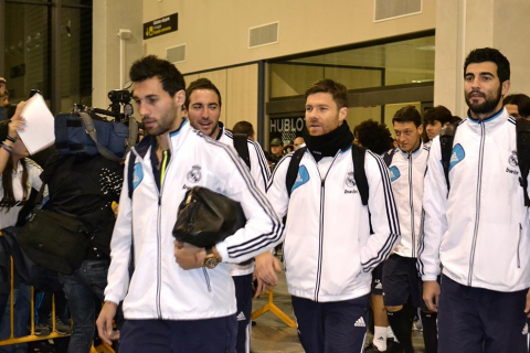 El Real Madrid llegó a Pamplona en vísperas de su partido de Liga ante Osasuna en el Reyno de Navarra El equipo blanco fue recibido por alrededor de 200 personas en el aeropuerto de Noáin.