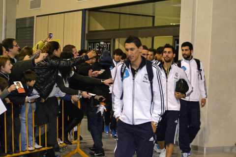 El Real Madrid llegó a Pamplona en vísperas de su partido de Liga ante Osasuna en el Reyno de Navarra El equipo blanco fue recibido por alrededor de 200 personas en el aeropuerto de Noáin.