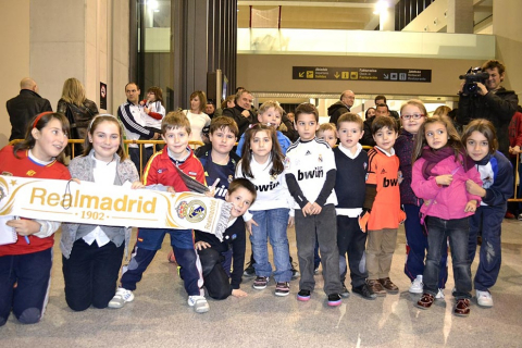 El Real Madrid llegó a Pamplona en vísperas de su partido de Liga ante Osasuna en el Reyno de Navarra El equipo blanco fue recibido por alrededor de 200 personas en el aeropuerto de Noáin.