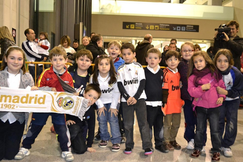 El Real Madrid llegó a Pamplona en vísperas de su partido de Liga ante Osasuna en el Reyno de Navarra El equipo blanco fue recibido por alrededor de 200 personas en el aeropuerto de Noáin.