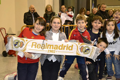El Real Madrid llegó a Pamplona en vísperas de su partido de Liga ante Osasuna en el Reyno de Navarra El equipo blanco fue recibido por alrededor de 200 personas en el aeropuerto de Noáin.