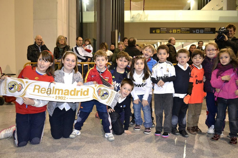 El Real Madrid llegó a Pamplona en vísperas de su partido de Liga ante Osasuna en el Reyno de Navarra El equipo blanco fue recibido por alrededor de 200 personas en el aeropuerto de Noáin.