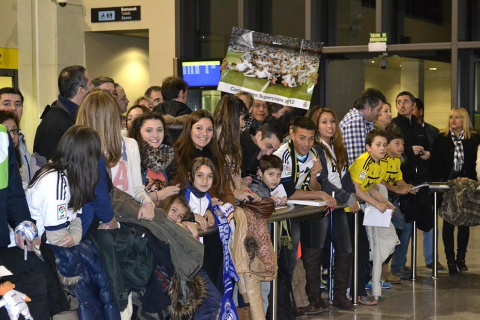 El Real Madrid llegó a Pamplona en vísperas de su partido de Liga ante Osasuna en el Reyno de Navarra El equipo blanco fue recibido por alrededor de 200 personas en el aeropuerto de Noáin.