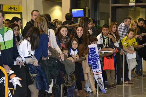 El Real Madrid llegó a Pamplona en vísperas de su partido de Liga ante Osasuna en el Reyno de Navarra El equipo blanco fue recibido por alrededor de 200 personas en el aeropuerto de Noáin.