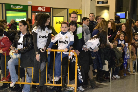 El Real Madrid llegó a Pamplona en vísperas de su partido de Liga ante Osasuna en el Reyno de Navarra El equipo blanco fue recibido por alrededor de 200 personas en el aeropuerto de Noáin.