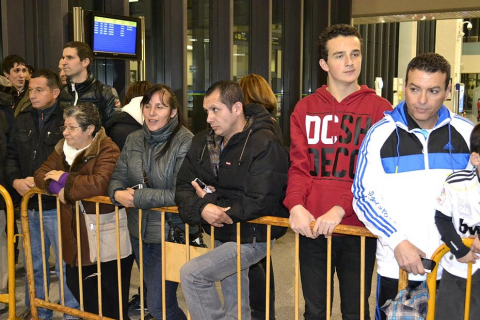 El Real Madrid llegó a Pamplona en vísperas de su partido de Liga ante Osasuna en el Reyno de Navarra El equipo blanco fue recibido por alrededor de 200 personas en el aeropuerto de Noáin.