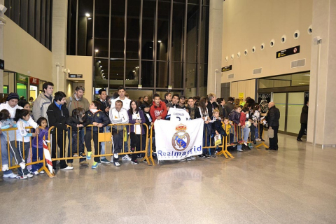 El Real Madrid llegó a Pamplona en vísperas de su partido de Liga ante Osasuna en el Reyno de Navarra El equipo blanco fue recibido por alrededor de 200 personas en el aeropuerto de Noáin.