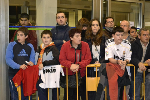 El Real Madrid llegó a Pamplona en vísperas de su partido de Liga ante Osasuna en el Reyno de Navarra El equipo blanco fue recibido por alrededor de 200 personas en el aeropuerto de Noáin.