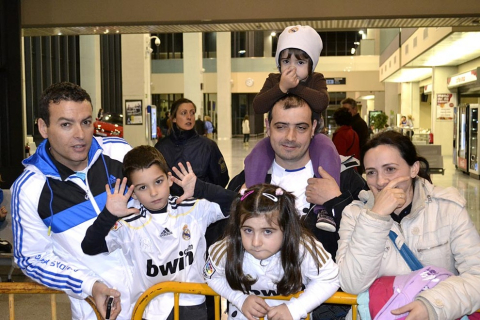El Real Madrid llegó a Pamplona en vísperas de su partido de Liga ante Osasuna en el Reyno de Navarra El equipo blanco fue recibido por alrededor de 200 personas en el aeropuerto de Noáin.