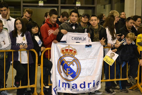 El Real Madrid llegó a Pamplona en vísperas de su partido de Liga ante Osasuna en el Reyno de Navarra El equipo blanco fue recibido por alrededor de 200 personas en el aeropuerto de Noáin.