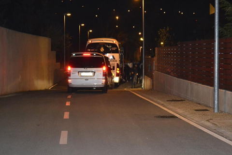 El Real Madrid llegó a Pamplona en vísperas de su partido de Liga ante Osasuna en el Reyno de Navarra El equipo blanco fue recibido por alrededor de 200 personas en el aeropuerto de Noáin.