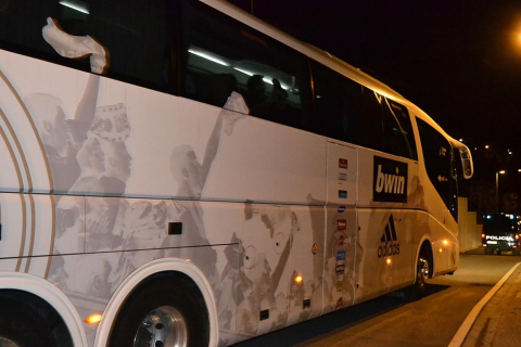 El Real Madrid llegó a Pamplona en vísperas de su partido de Liga ante Osasuna en el Reyno de Navarra El equipo blanco fue recibido por alrededor de 200 personas en el aeropuerto de Noáin.