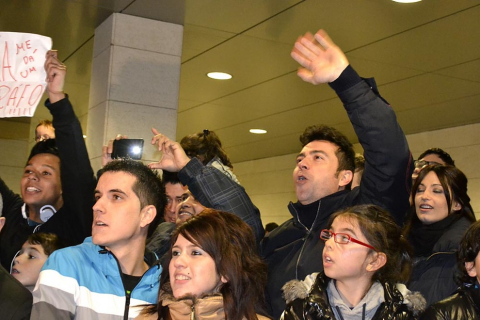 El Real Madrid llegó a Pamplona en vísperas de su partido de Liga ante Osasuna en el Reyno de Navarra El equipo blanco fue recibido por alrededor de 200 personas en el aeropuerto de Noáin.
