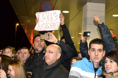 El Real Madrid llegó a Pamplona en vísperas de su partido de Liga ante Osasuna en el Reyno de Navarra El equipo blanco fue recibido por alrededor de 200 personas en el aeropuerto de Noáin.