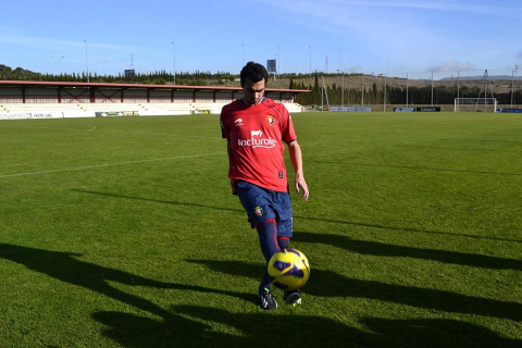 El centrocampista Miguel De las Cuevas fue presentado como nuevo jugador de Osasuna en Tajonar, en vísperas del partido ante el Real Madrid