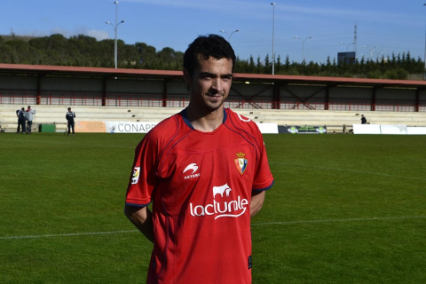 El centrocampista Miguel De las Cuevas fue presentado como nuevo jugador de Osasuna en Tajonar, en vísperas del partido ante el Real Madrid