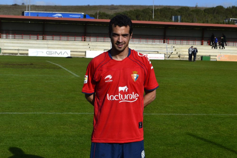 El centrocampista Miguel De las Cuevas fue presentado como nuevo jugador de Osasuna en Tajonar, en vísperas del partido ante el Real Madrid