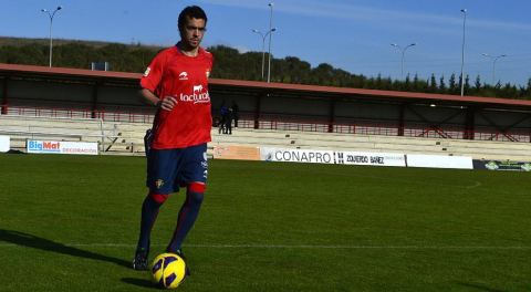 El centrocampista Miguel De las Cuevas fue presentado como nuevo jugador de Osasuna en Tajonar, en vísperas del partido ante el Real Madrid