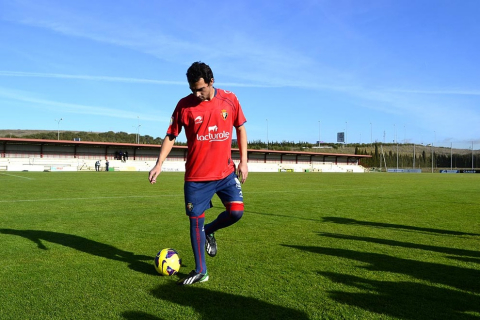 El centrocampista Miguel De las Cuevas fue presentado como nuevo jugador de Osasuna en Tajonar, en vísperas del partido ante el Real Madrid