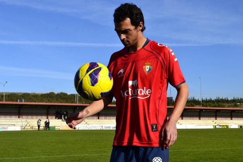 El centrocampista Miguel De las Cuevas fue presentado como nuevo jugador de Osasuna en Tajonar, en vísperas del partido ante el Real Madrid