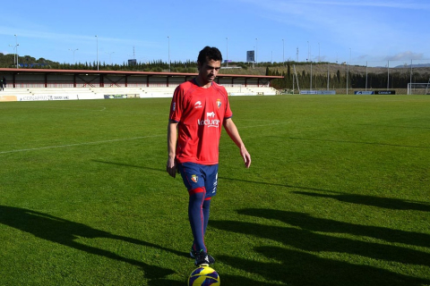 El centrocampista Miguel De las Cuevas fue presentado como nuevo jugador de Osasuna en Tajonar, en vísperas del partido ante el Real Madrid