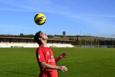 El centrocampista Miguel De las Cuevas fue presentado como nuevo jugador de Osasuna en Tajonar, en vísperas del partido ante el Real Madrid