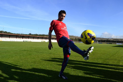 El centrocampista Miguel De las Cuevas fue presentado como nuevo jugador de Osasuna en Tajonar, en vísperas del partido ante el Real Madrid