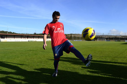 El centrocampista Miguel De las Cuevas fue presentado como nuevo jugador de Osasuna en Tajonar, en vísperas del partido ante el Real Madrid