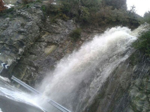 El desbordamiento de algunos ríos ha provocado inundaciones en Pamplona y su comarca y ha cortado varias carreteras.