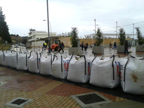 El desbordamiento de algunos ríos ha provocado inundaciones en Pamplona y su comarca y ha cortado varias carreteras.